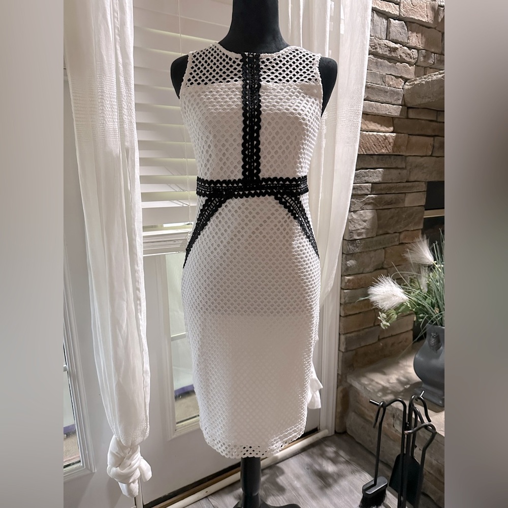Forever 21 white and Black zipper back dress. Size small never worn with tags.